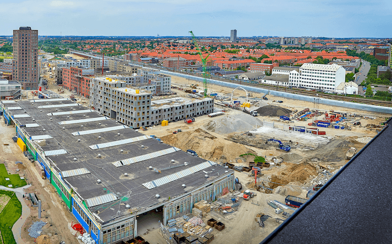 Projektet med 191 lejligheder på Grønttorvet 8 i bydelen Grønttorvet i Valby er ved at blive opført på byggefeltet til højre for midten af billedet